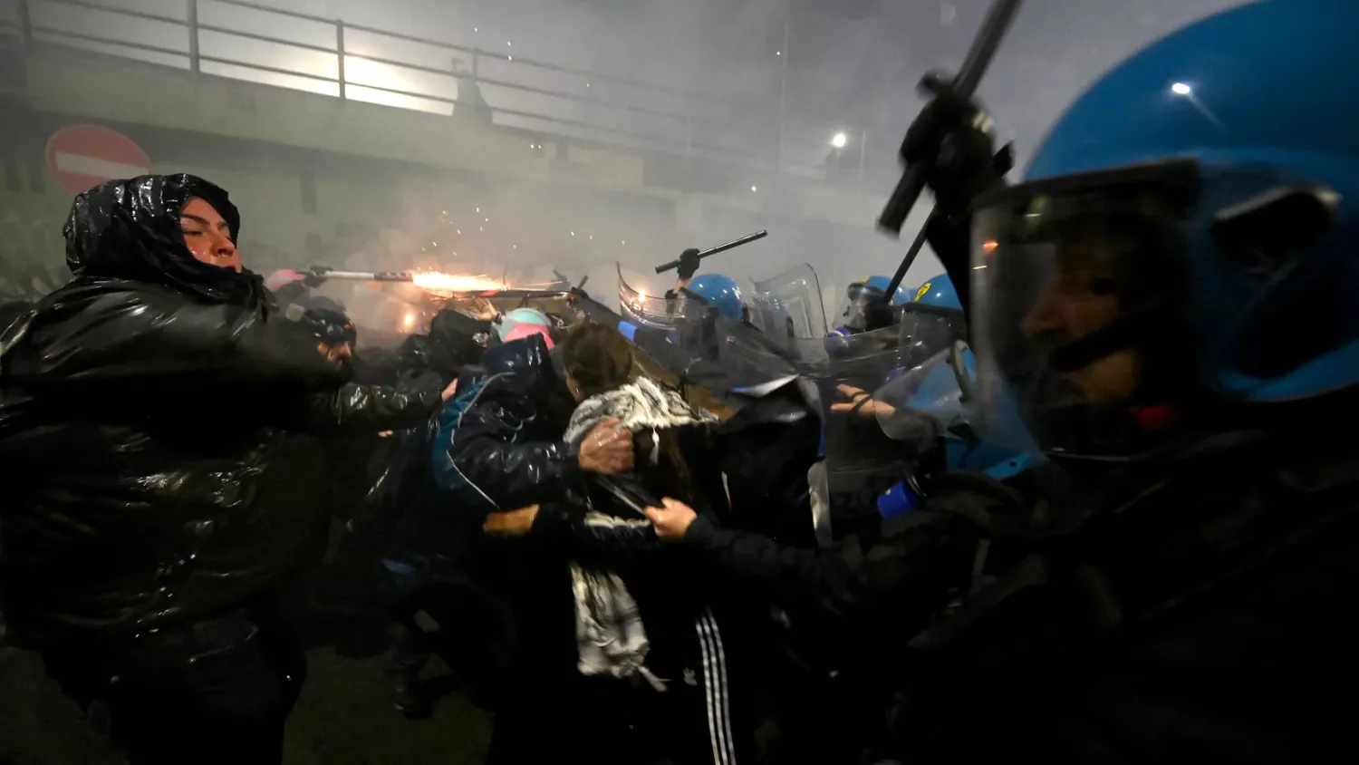 У Мілані демонстранти використовують феєрверки проти правоохоронців під час протесту проти впливу Зимових Олімпійських ігор 2026 року, 7 лютого 2026 року. Фото: PIERO CRUCIATTI / AFP via Getty Images