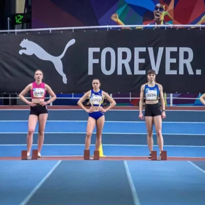 Спортсменки біжать на змаганнях з легкої атлетики. Фото: Управління молоді та спорту Миколаївської ОВА