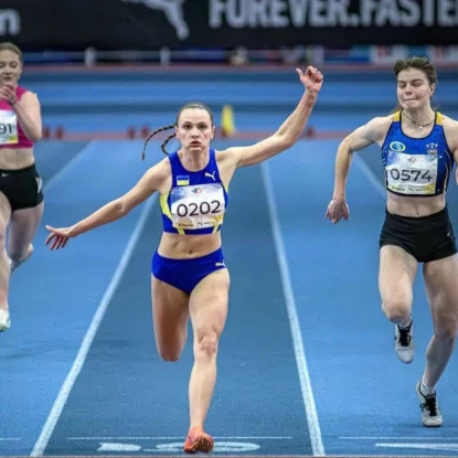 Спортсменки біжать на змаганнях з легкої атлетики. Фото: Управління молоді та спорту Миколаївської ОВА