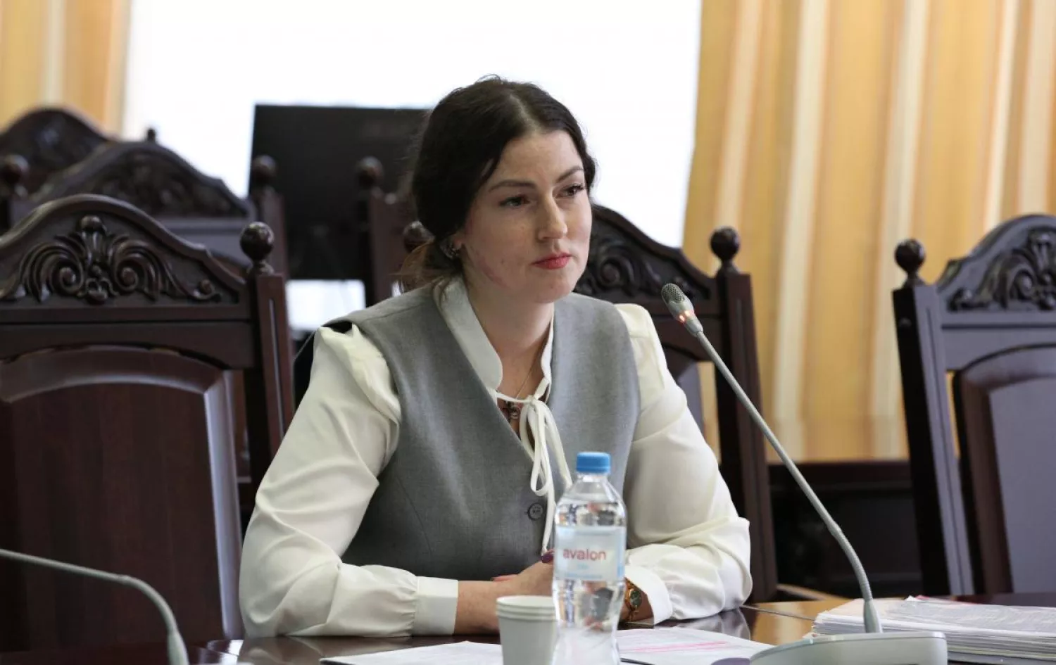 Суддя Алла Круглікова. Власник «Адвокатського бюро Титаренка» Юрій Титаренко. Фото: Вища кваліфікаційна комісія суддів