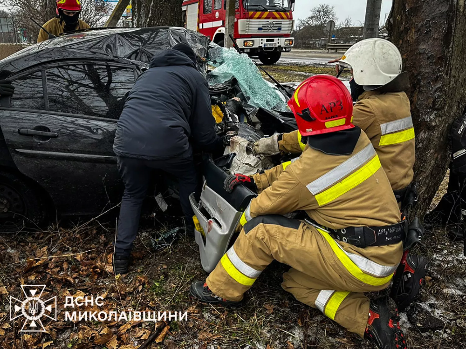 У Миколаєві рятувальники деблокували пасажирку з пошкодженого авто. Фото: ДСНС Миколаївщини