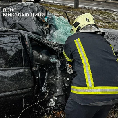 У Миколаєві рятувальники деблокували пасажирку з пошкодженого авто. Фото: ДСНС Миколаївщини