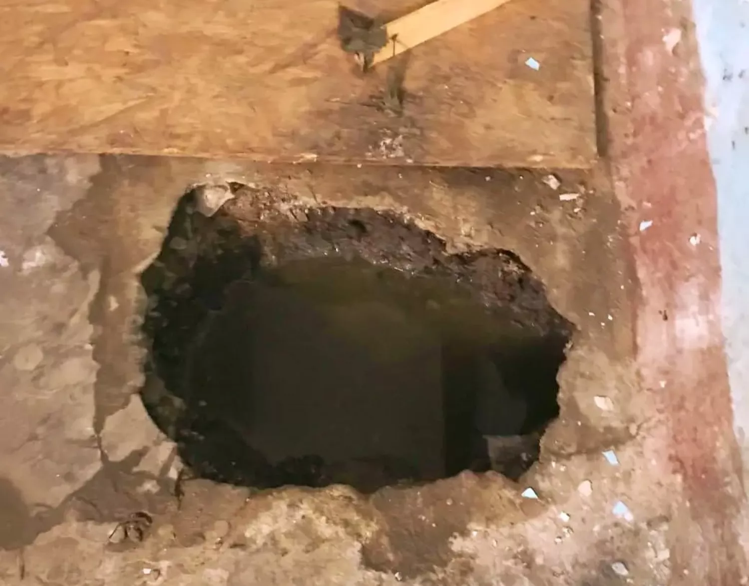 Проблема з каналізацією у будинку. Фото з Facebook-групі «Контакт-центру» Миколаївської міської ради