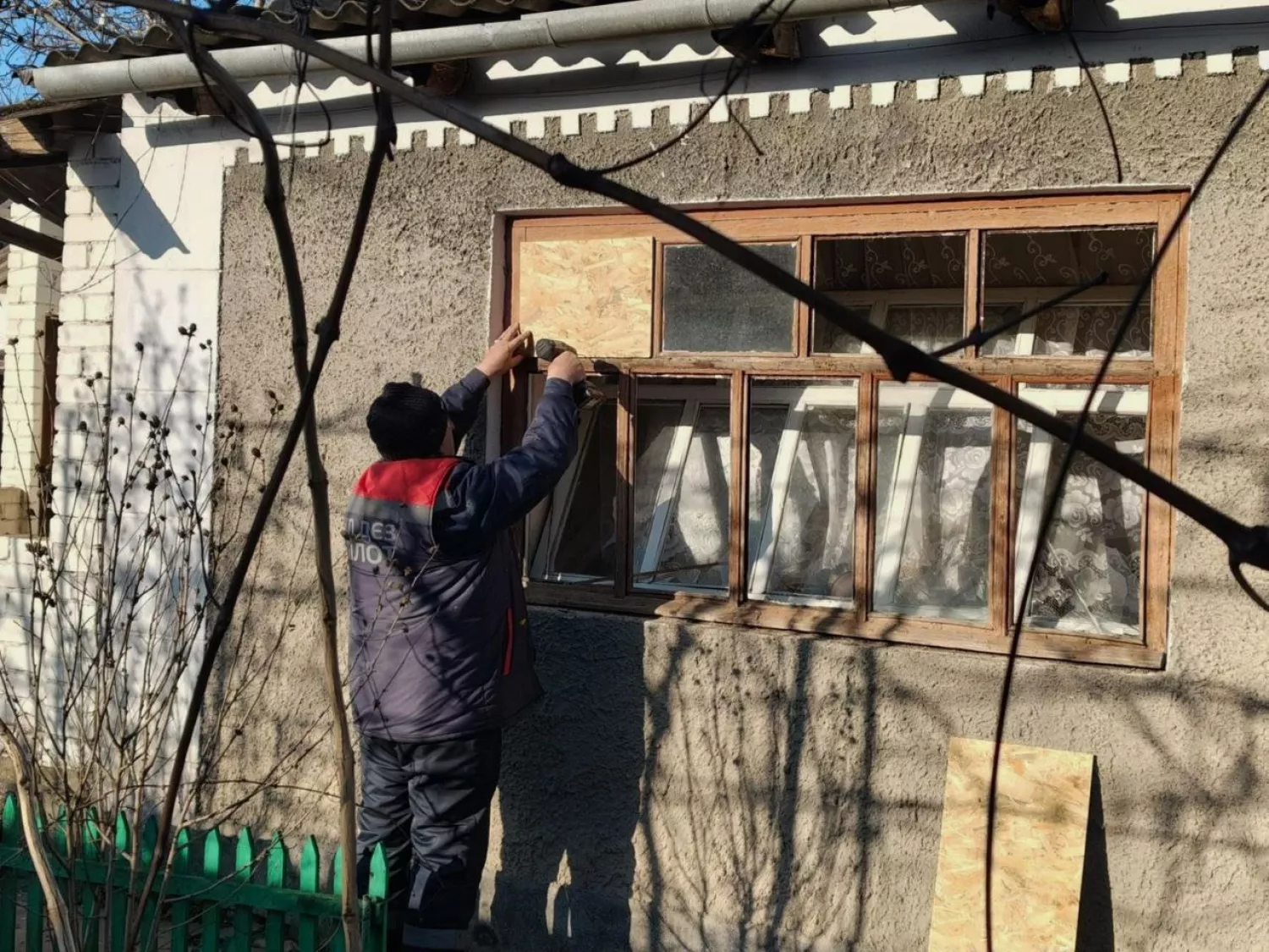 Після атаки «Shahed» у Миколаєві ліквідовують наслідки. Фото з телеграм-каналу Сєнкевич Online