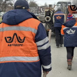 У Миколаєві на проспекті Центральному засипають ями. Фото: «ЕЛУ Автодоріг»