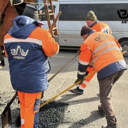 У Миколаєві на проспекті Центральному засипають ями. Фото: «ЕЛУ Автодоріг»