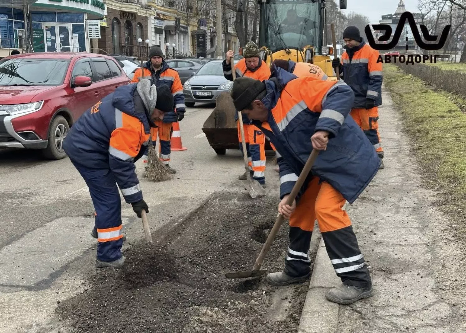 У Миколаєві на проспекті Центральному засипають ями. Фото: