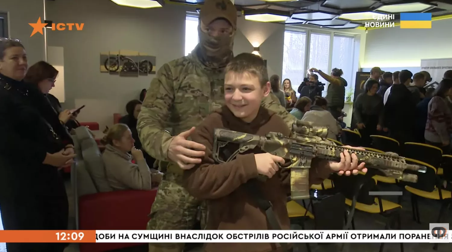 В Одесі діти загиблих військових навчалися стрільбі. Скриншот з YouTube-каналу Факти ICTV