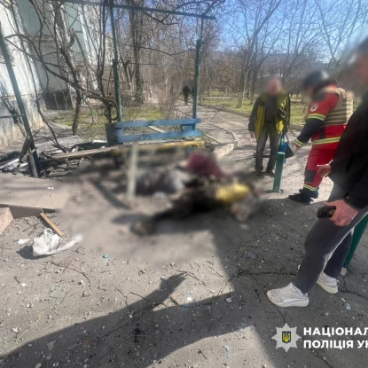 У Херсоні через російський обстріл загинули четверо мирних жителів. Фото: Поліція Херсонської області
