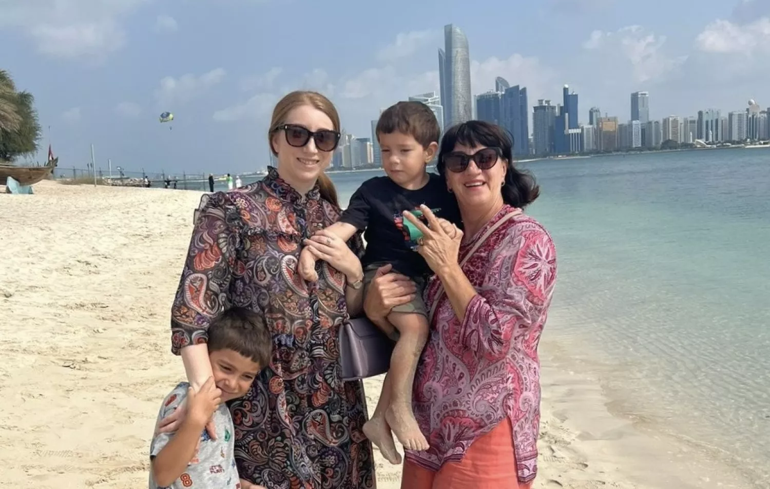 Олена Бадалова (ліворуч), її сини Дамір і Даніель та мама Ольга на тлі хмарочосів Абу-Дабі. Фото: