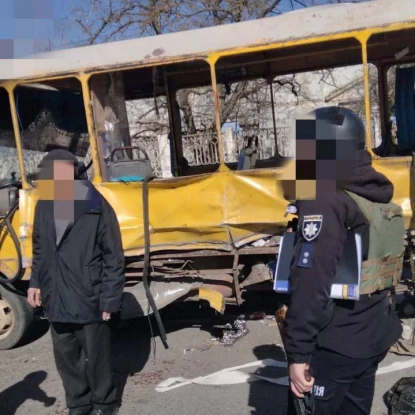 Наслідки атаки маршрутки 11 березня. Фото: Херсонська облпрокуратура