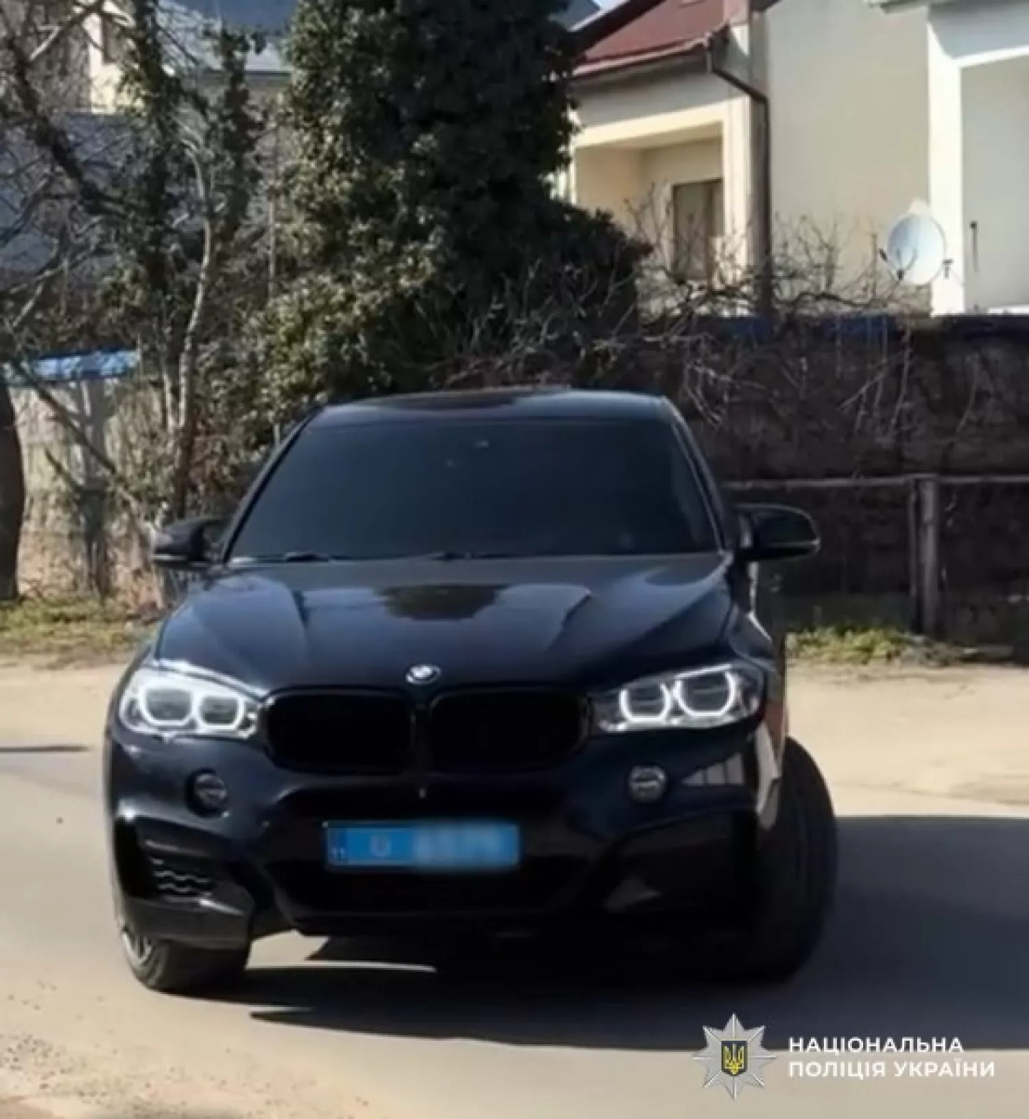 У Миколаєві чоловіка оштрафували за те, що встановив службові номери на власне авто. Фото: Нацполіція