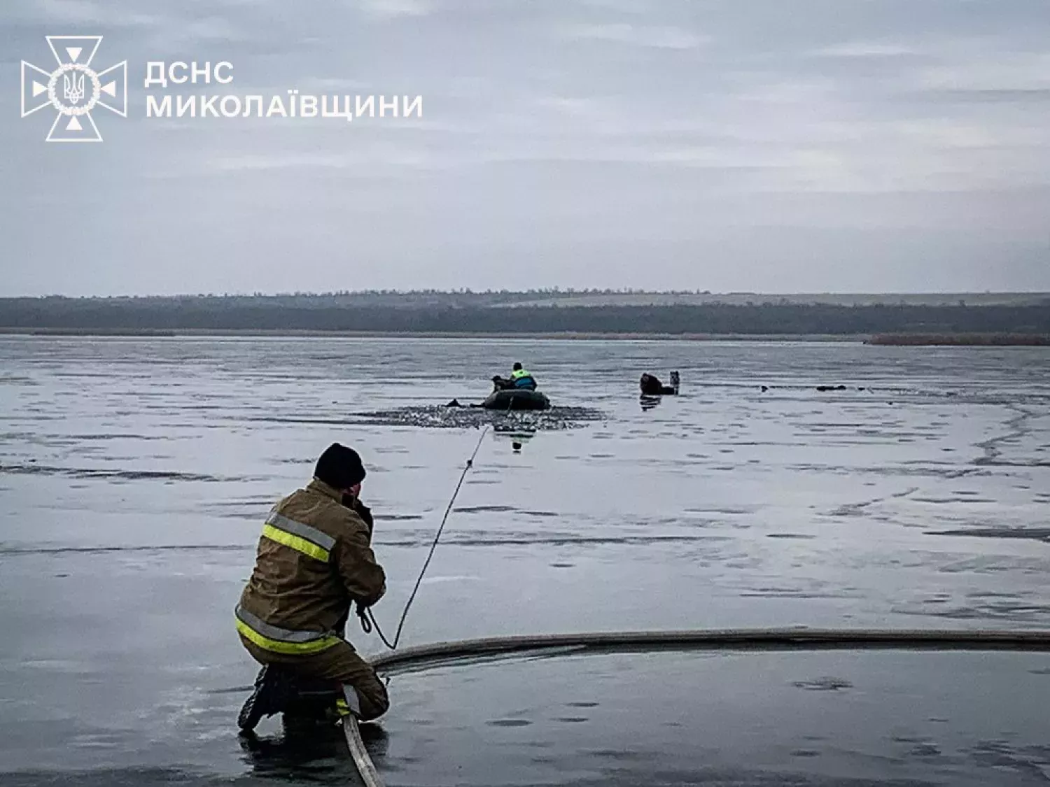 У Миколаївському районі чоловіки провалились під кригу, одного врятувати не вдалося. Фото: ДСНС