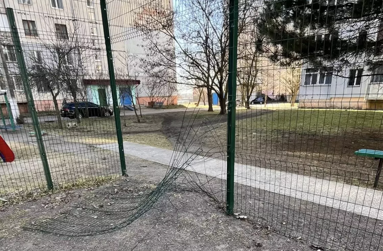 Стан футбольного майданчика у міському дворі на вулиці Океанівській, фото: Ірен Адлер