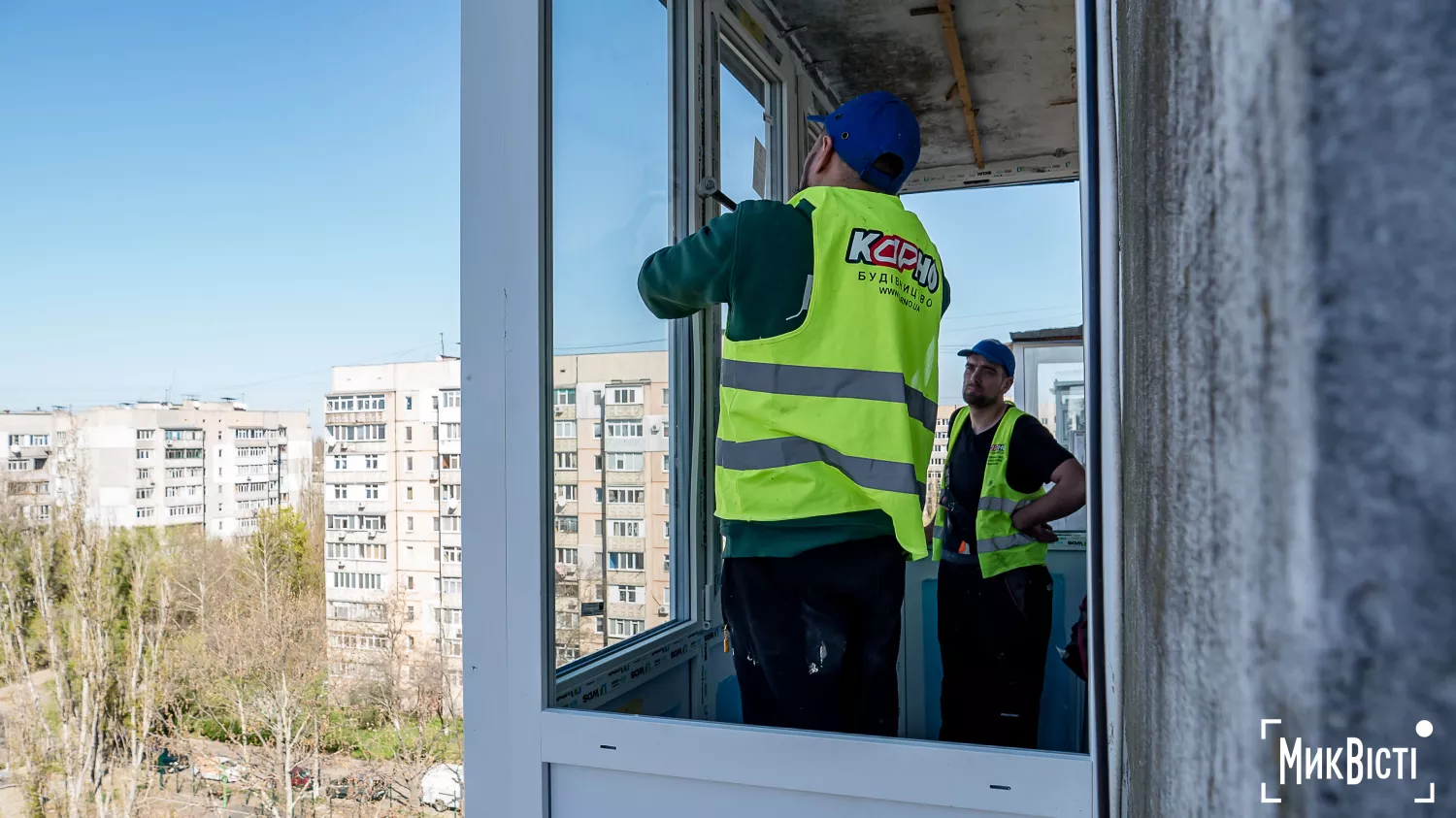 Підрядник відновлює балкон в одній з квартир у Корабельному районі, квітень 2025 року, фото: &laquo;НикВести&raquo;