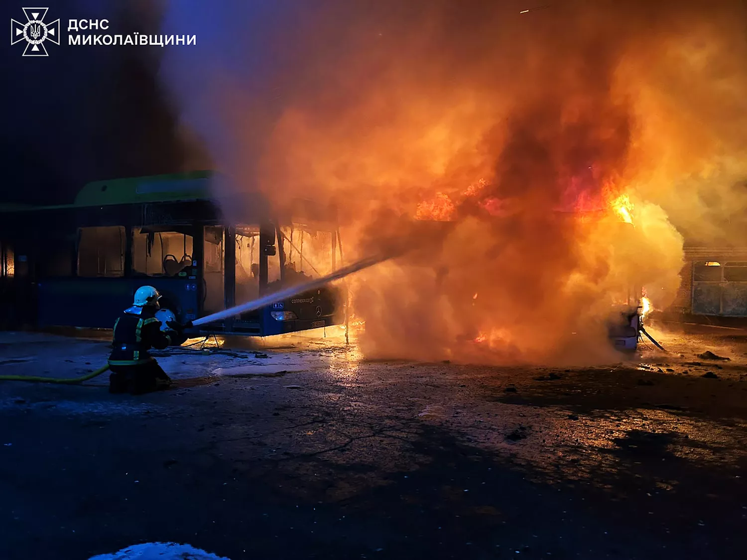 У Вознесенську горіли автобуси. Фото:ДСНС