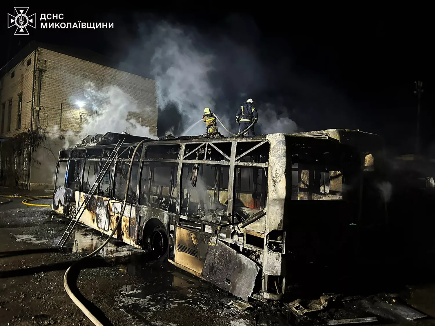 У Вознесенську горіли автобуси. Фото:ДСНС