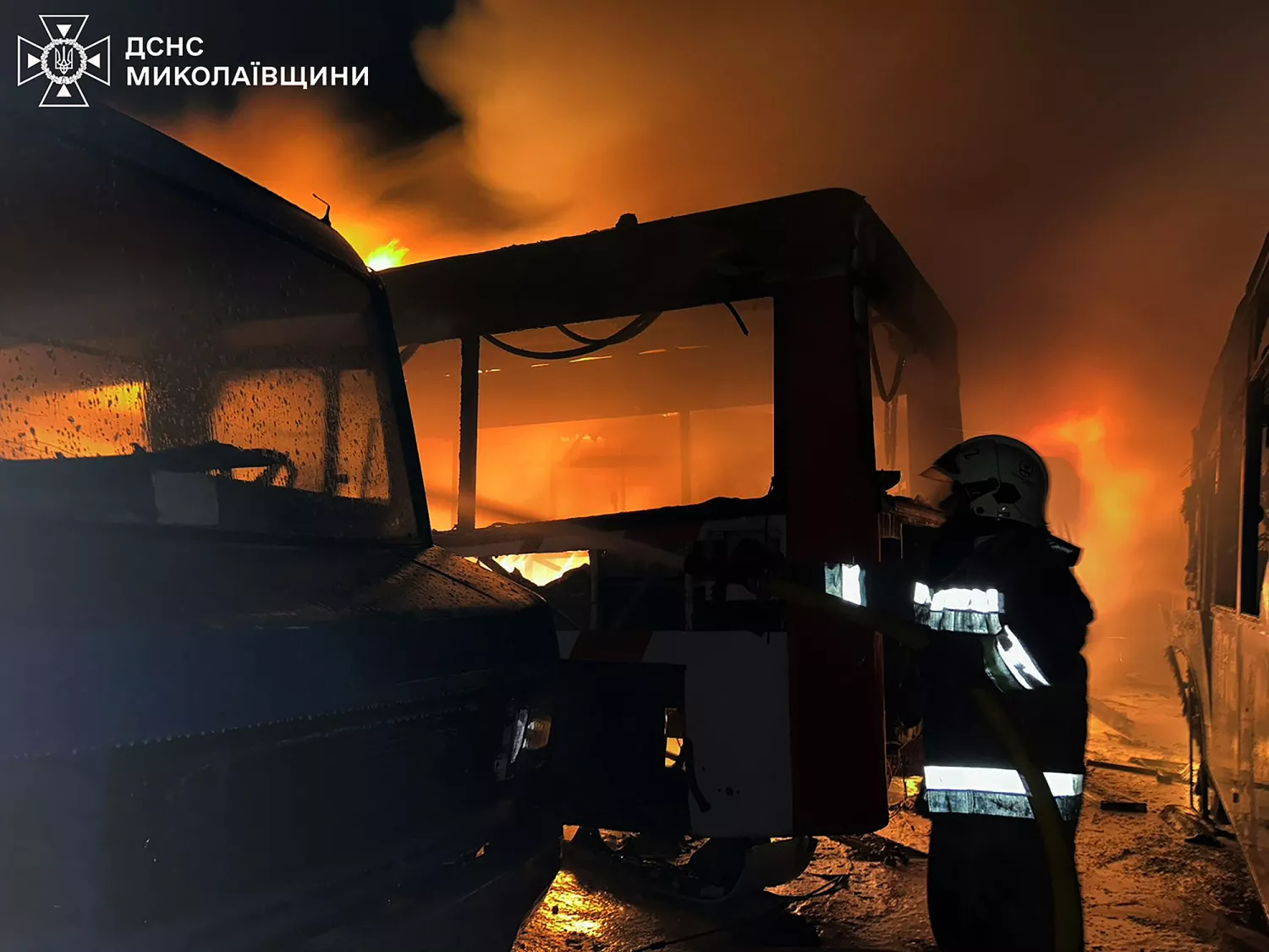 У Вознесенську горіли автобуси. Фото: ДСНС