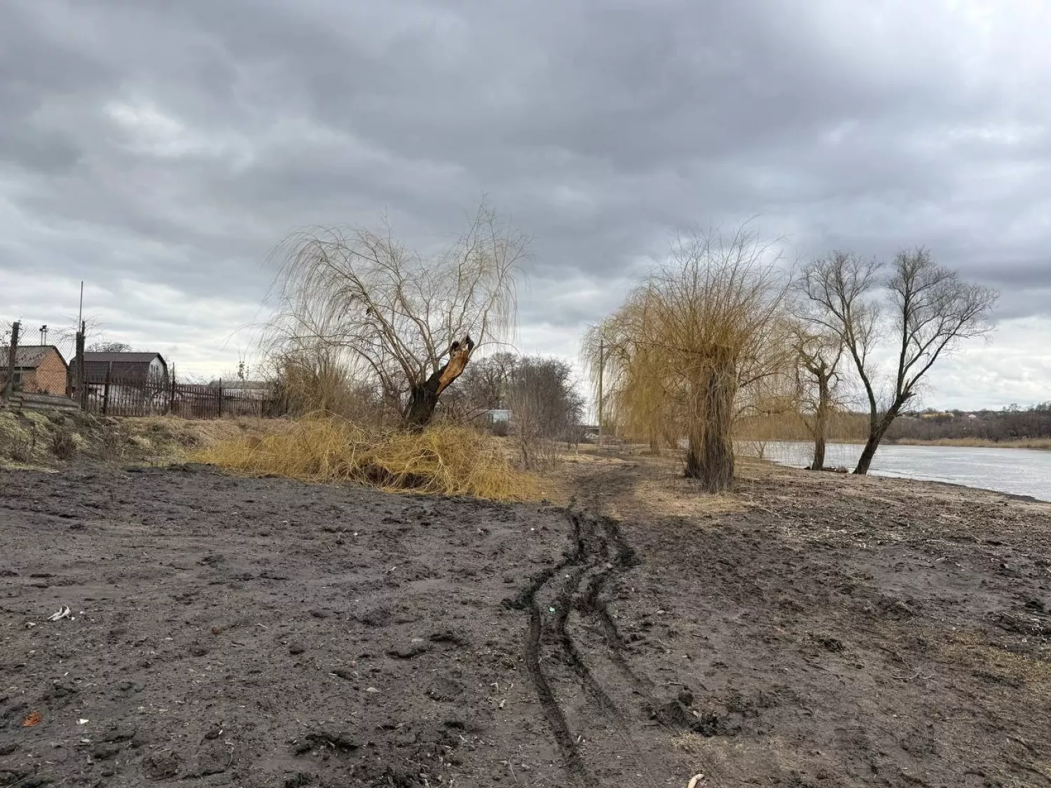 Берег біля центрального пляжу у Первомайську. Фото: Гард.City