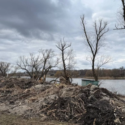 Берег біля центрального пляжу у Первомайську. Фото: Гард.City