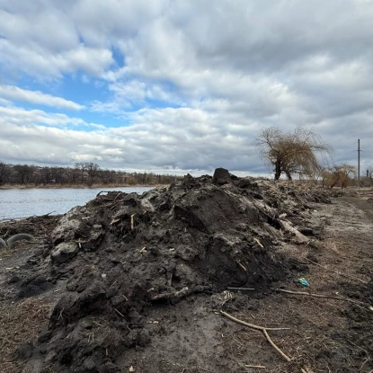 Берег біля центрального пляжу у Первомайську. Фото: Гард.City