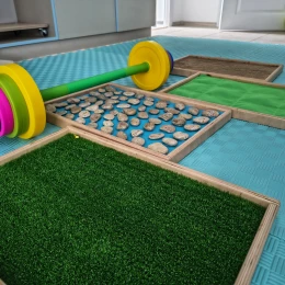 Сенсорні поверхні для занять. Фото &laquo;МикВісті&raquo;