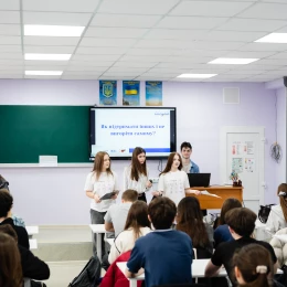 Учні Миколаївського ліцею №55 проводять зустріч про ментальне здоровʼя. Фото