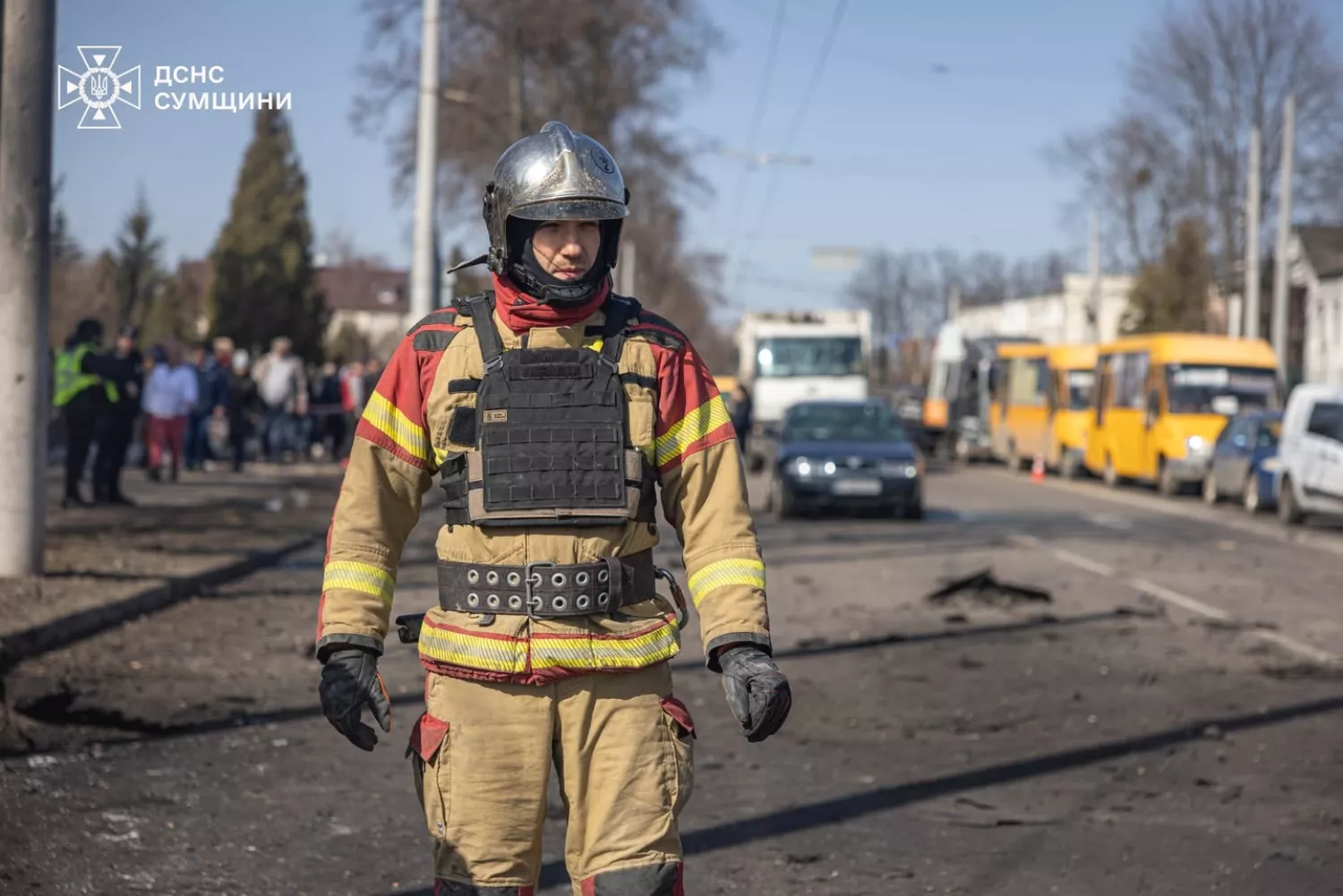 У Сумах дрон вдарив по проїзній частині. Фото: ДСНС