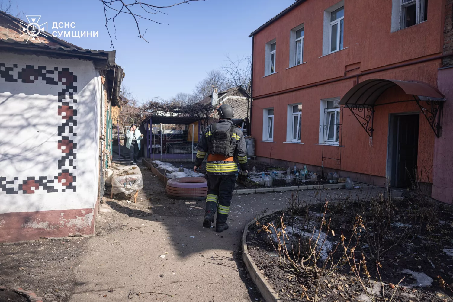 У Сумах дрон вдарив по проїзній частині. Фото: ДСНС