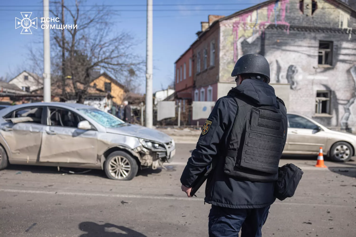 У Сумах дрон вдарив по проїзній частині. Фото: ДСНС
