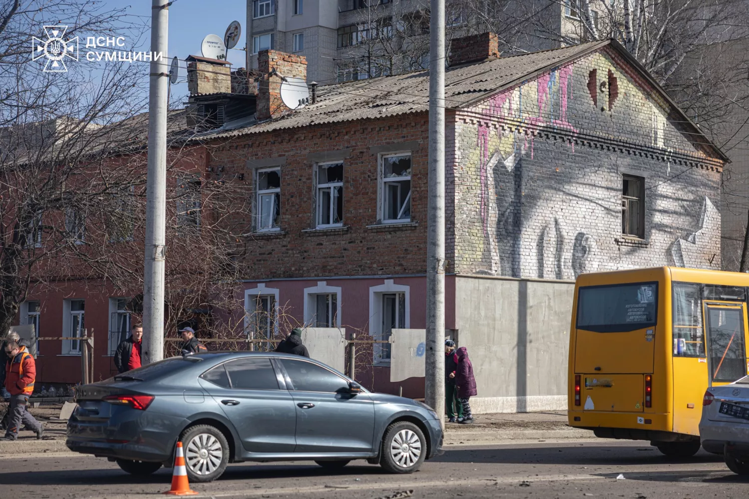 У Сумах дрон вдарив по проїзній частині. Фото: ДСНС