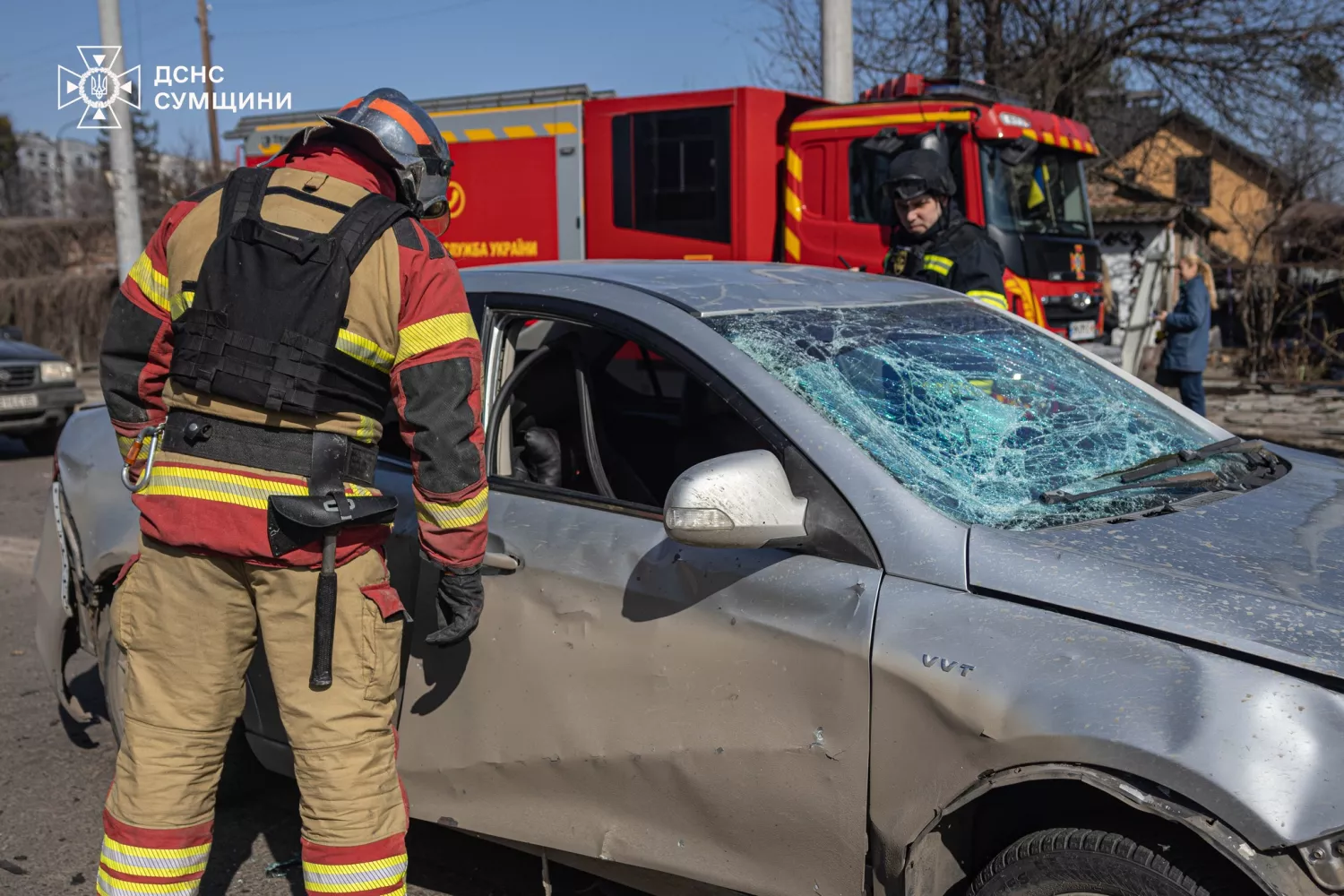 У Сумах дрон вдарив по проїзній частині. Фото: ДСНС