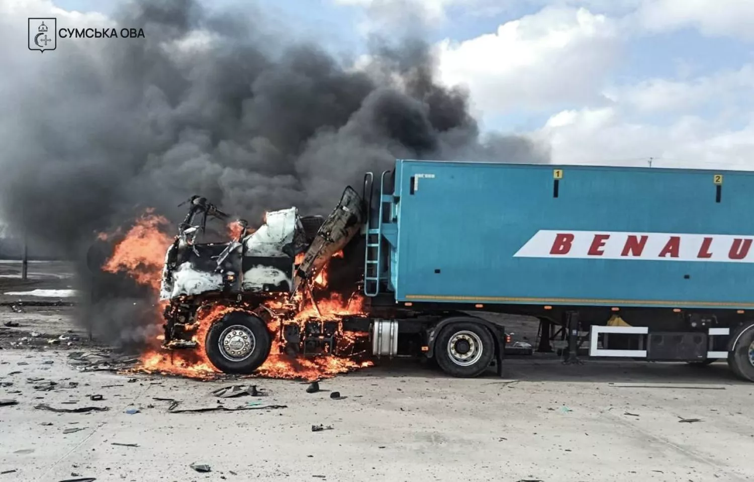 Російський дрон вдарив по вантажівці на Сумщині. Фото: ОВА