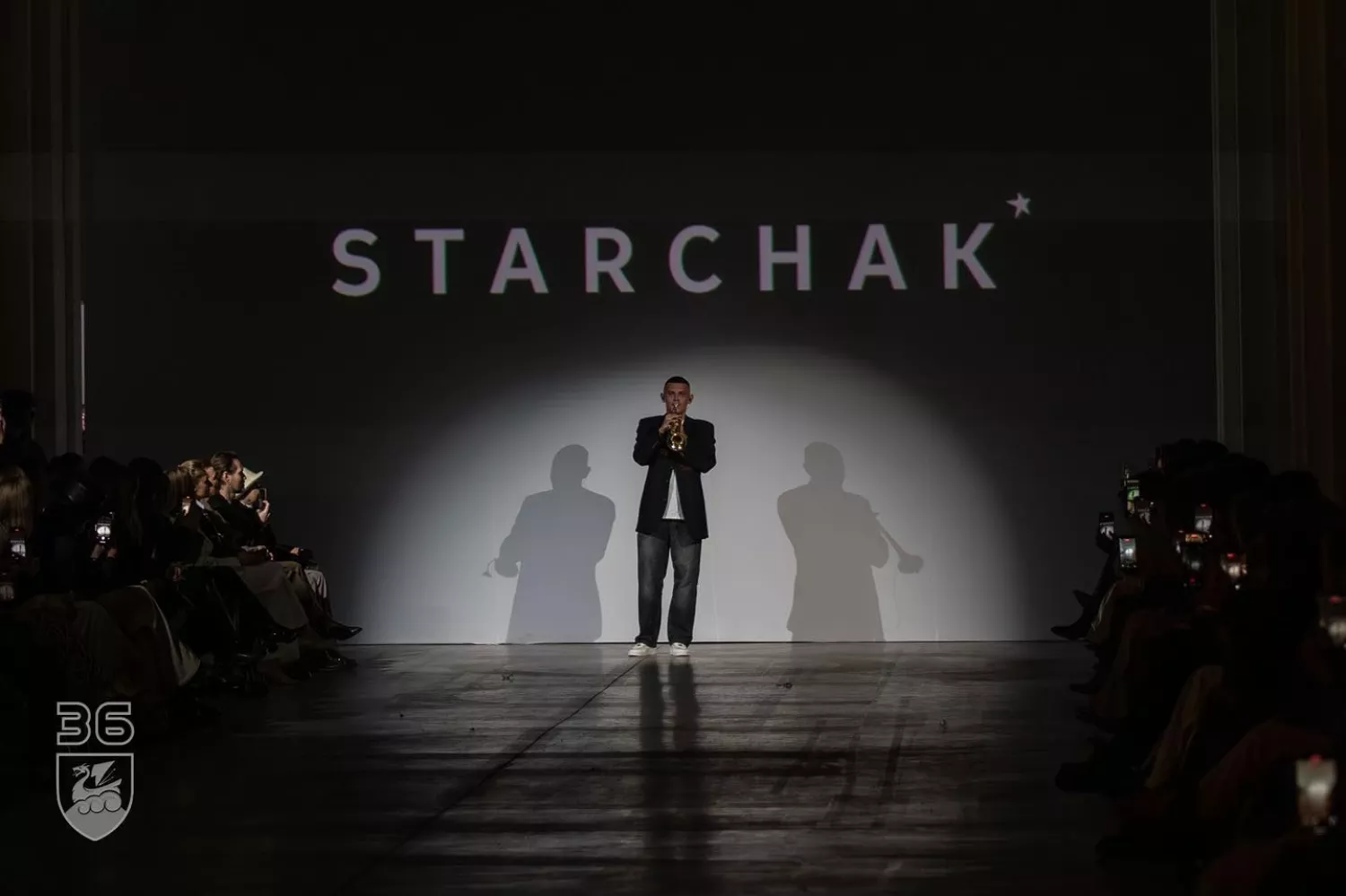 Колишній військовополонений Андрій Герасимов на показі Ukrainian Fashion Week. Фото: 36 ОБрМП