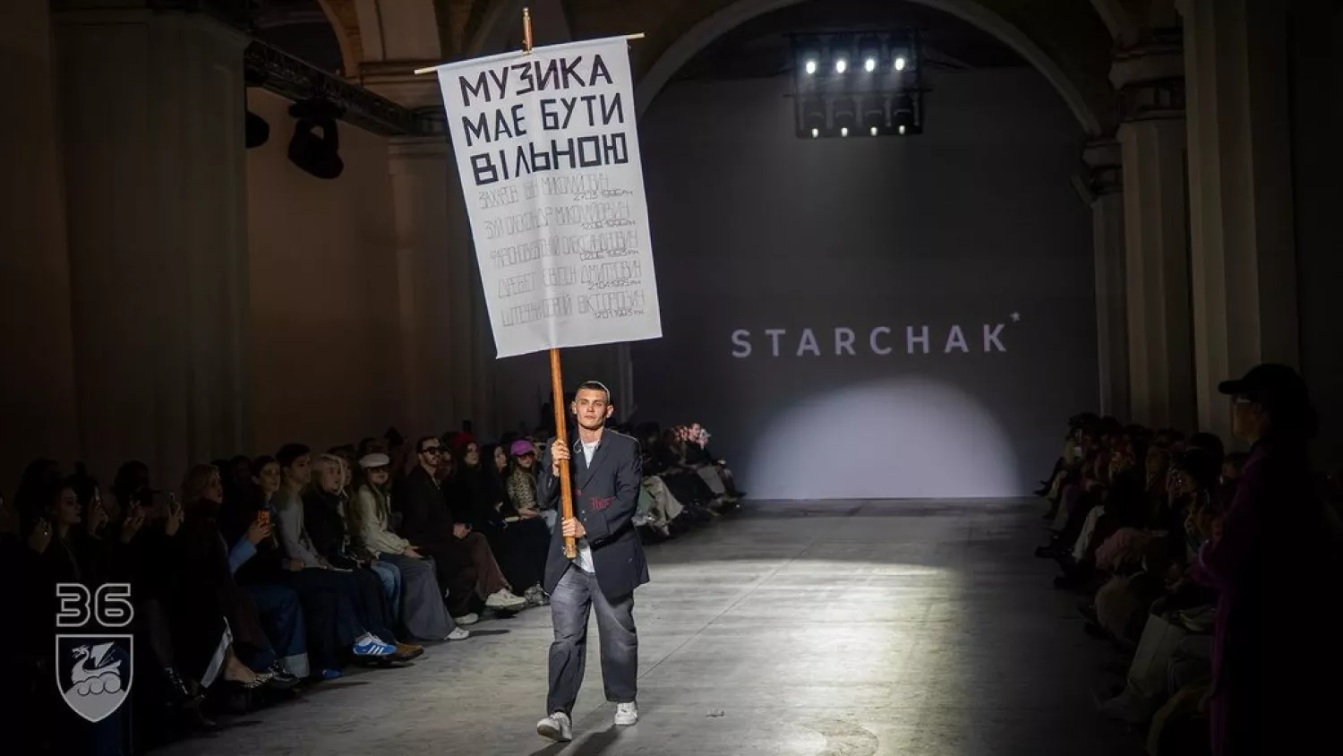 Колишній військовополонений Андрій Герасимов на показі Ukrainian Fashion Week. Фото: 36 ОБрМП