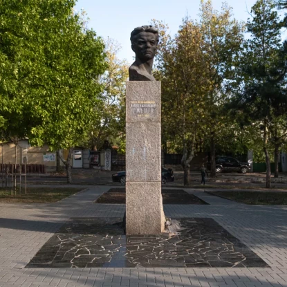 Бюст революціонера та поета Олексія Гмирьова, фото «НикВести»