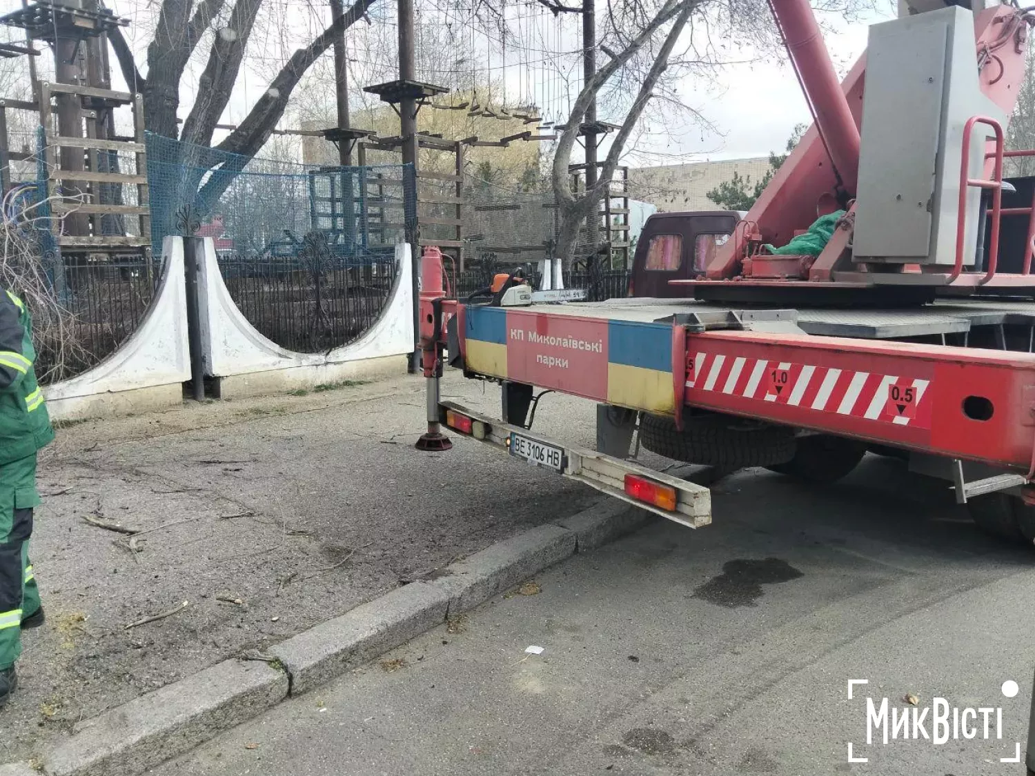 У дитячому містечку «Казка» знесуть п’ять берестів для ремонту мереж. Фото: читатів НикВести