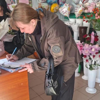 У Миколаєві продавці квітів отримають штраф за шкоду скверу. Фото: Держекоінспекція