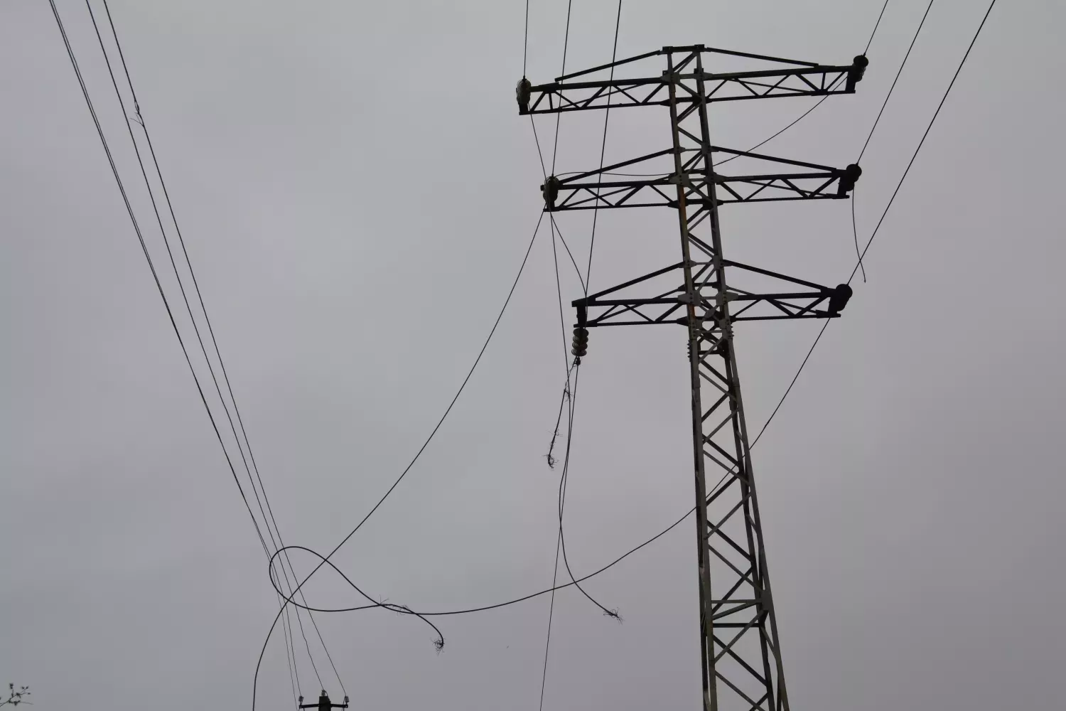 Пошкоджені мережі &laquo;Миколаївобленерго&raquo;. Фото: пресслужба підприємства, для ілюстрації