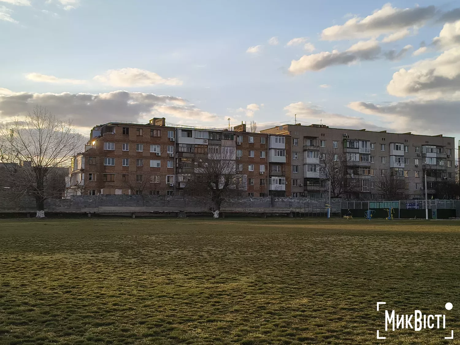 Пошкоджений обстрілом будинок №43 по вул. Пограничній, фото: «НикВести»