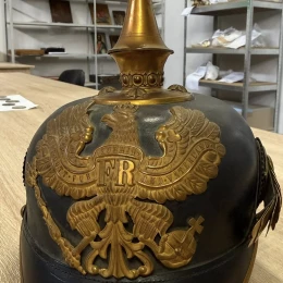 Митники знайшли у посилці до США шолом прусського офіцера 1915 року. Фото: Київська митниця