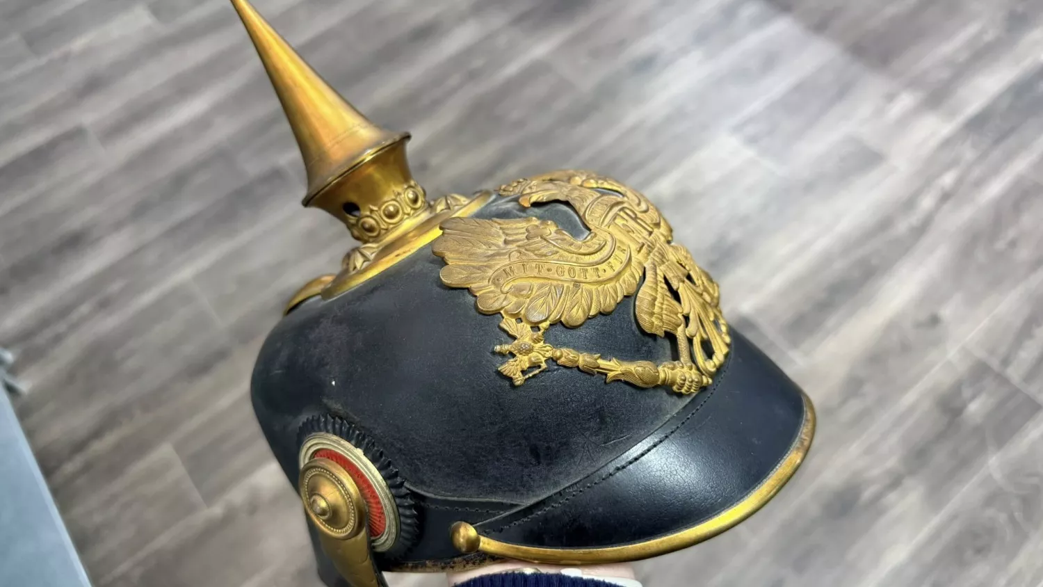 Митники знайшли у посилці до США шолом прусського офіцера 1915 року. Фото: Київська митниця