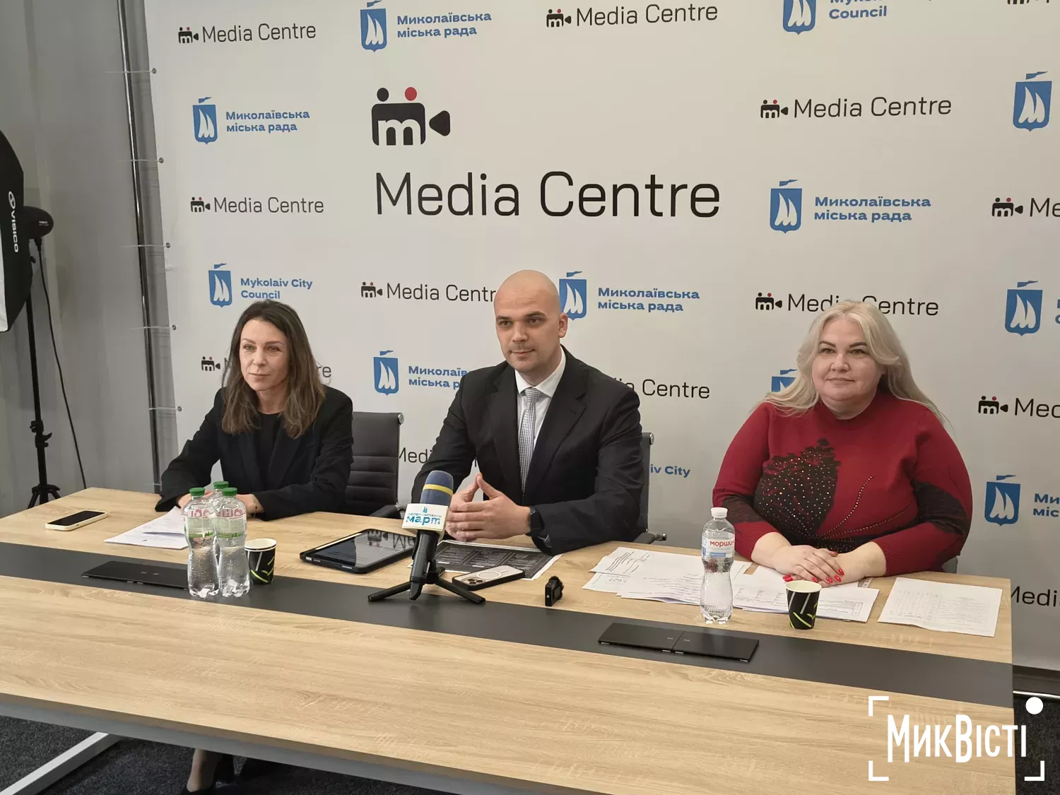 Начальниця Центру енергоефективності Ольга Гавеля, заступник директора департаменту ЖКГ Ігор Набатов, начальниця управління ДАБК Олена Туова. Фото «МикВісті»