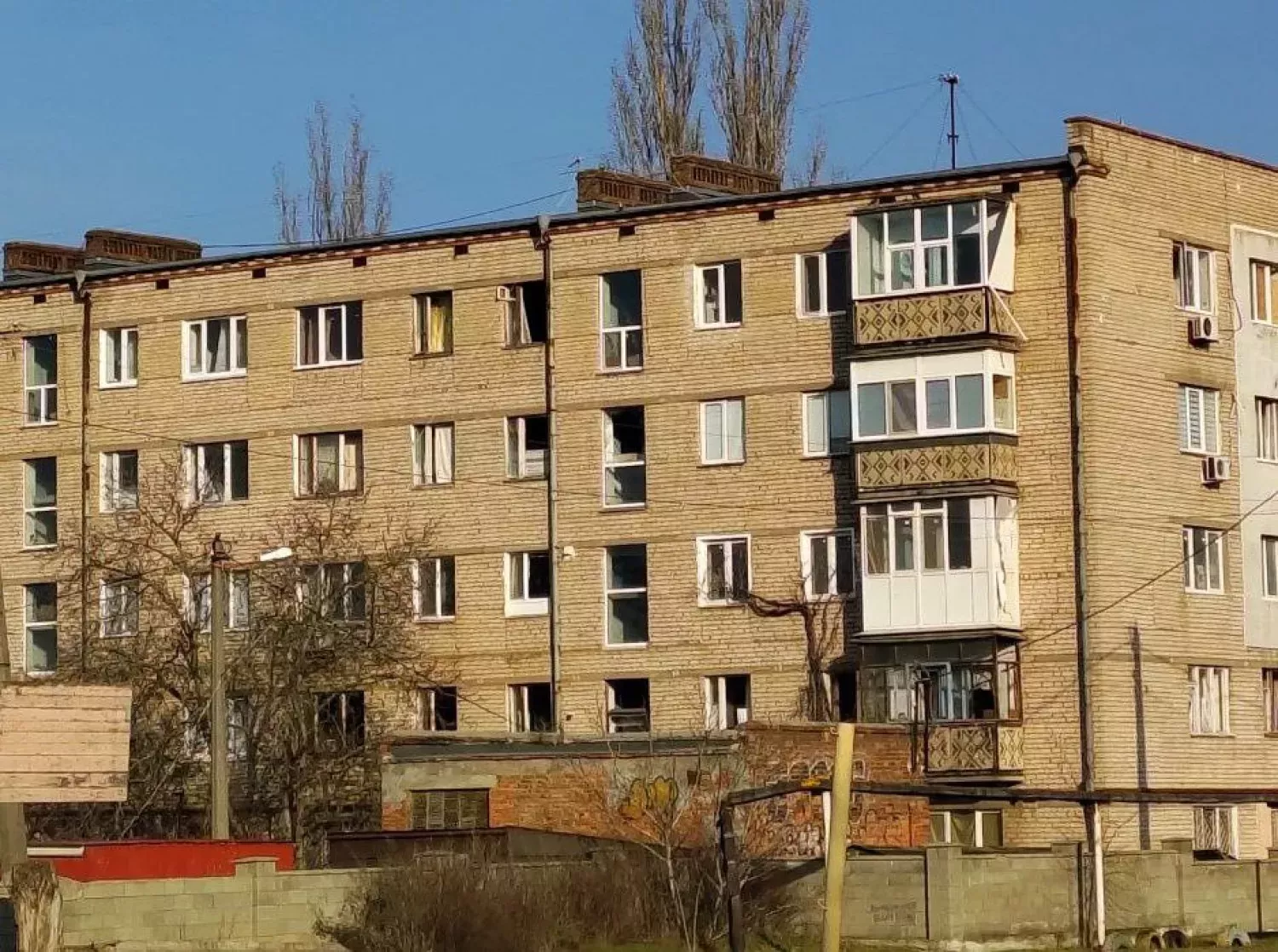Пошкоджений внаслідок обстрілу у березні будинок. Фото: Олександр Сєнкевич