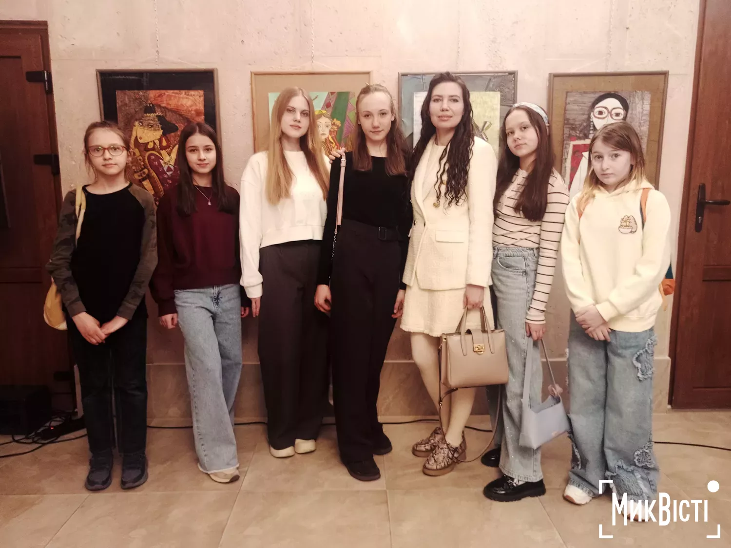 У Миколаєві відкрилась виставка робіт учнів художньої школи Жіноча краса, фото Галина Сеннікова, МикВісті