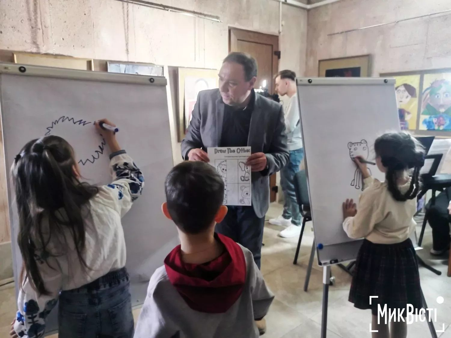 У Миколаєві відкрилась виставка робіт учнів художньої школи Жіноча краса, фото Галина Сеннікова, МикВісті