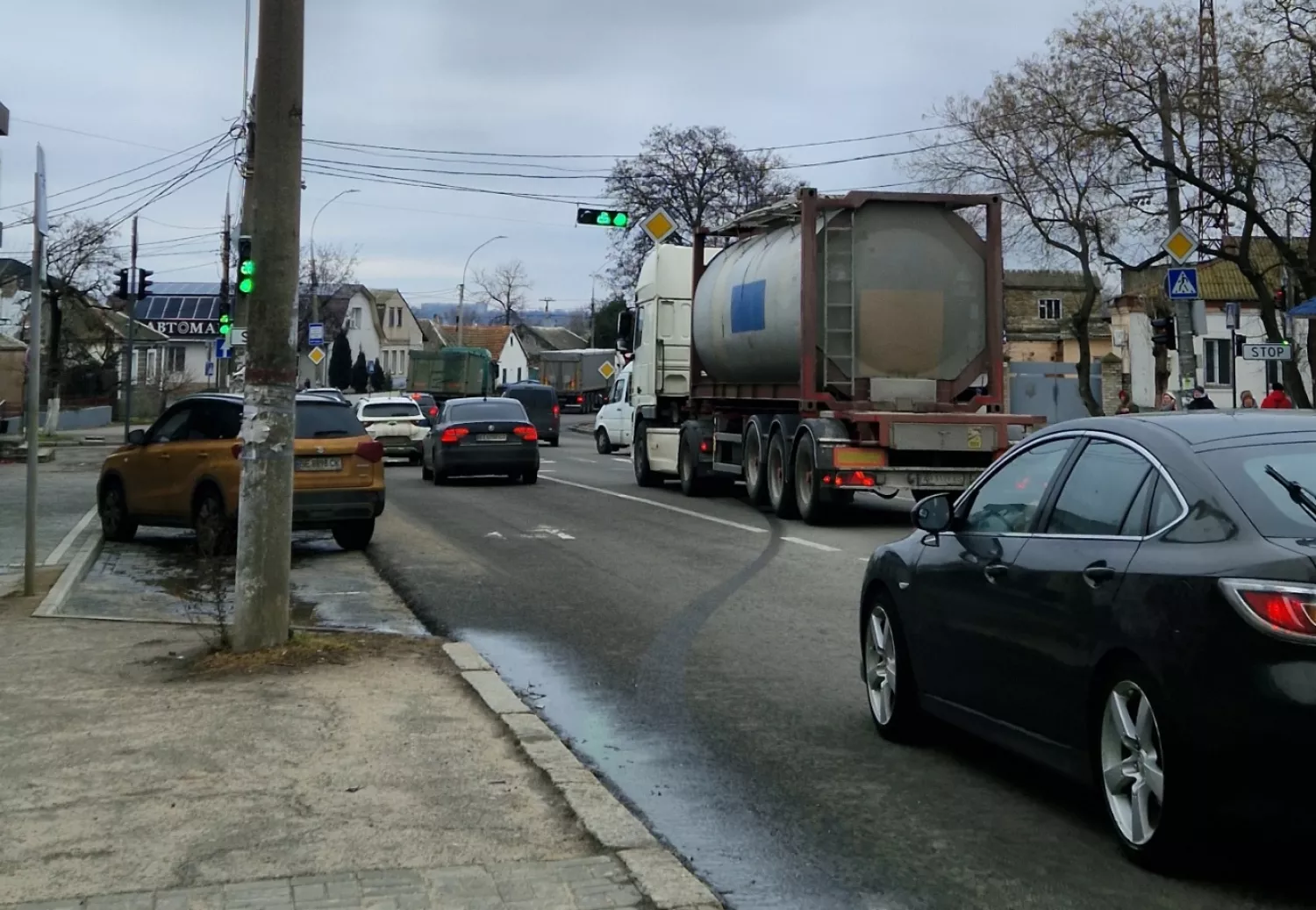 Затори перед Варварівським мостом у бік заїзду до міста, 16 лютого. Фото: Алла Божко