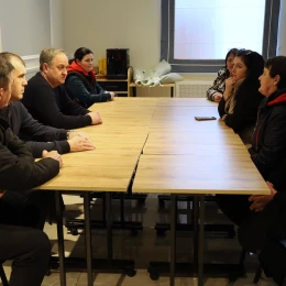 Сім'ї ВПО та представники міської ради. Фото Вручення ордерів на квартири. Фото Миколаївської міськради