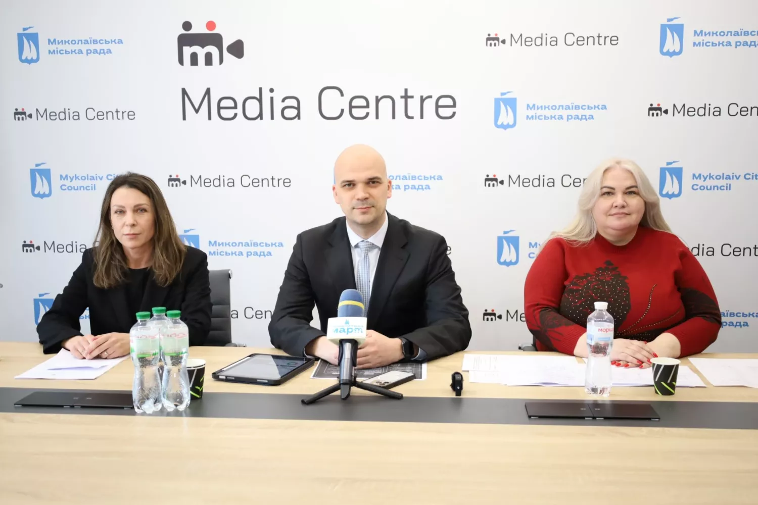 Брифінг присвячений відновленню об’єктів у місті, перший заступник директора департаменту ЖКГ Ігор Набатов, начальниця управління державного архітектурно-будівельного контролю Олена Туова та керівниця Центру енергоефективності Миколаєва Ольга Гавеля. Фото: Миколаївська міська рада