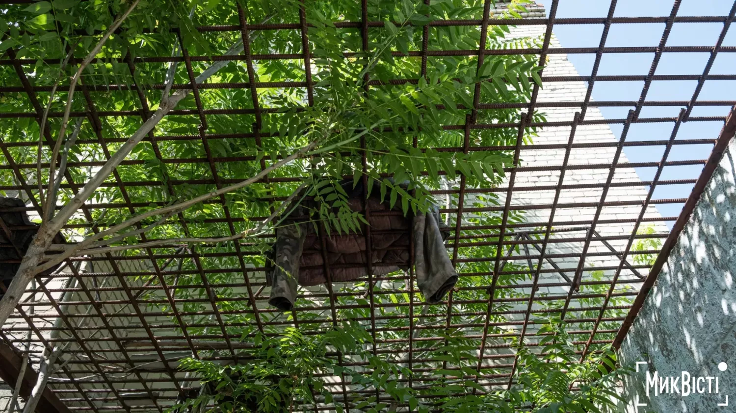 Речі, залишені деінде російськими військовими. Ілюстративне фото: «МикВісті»